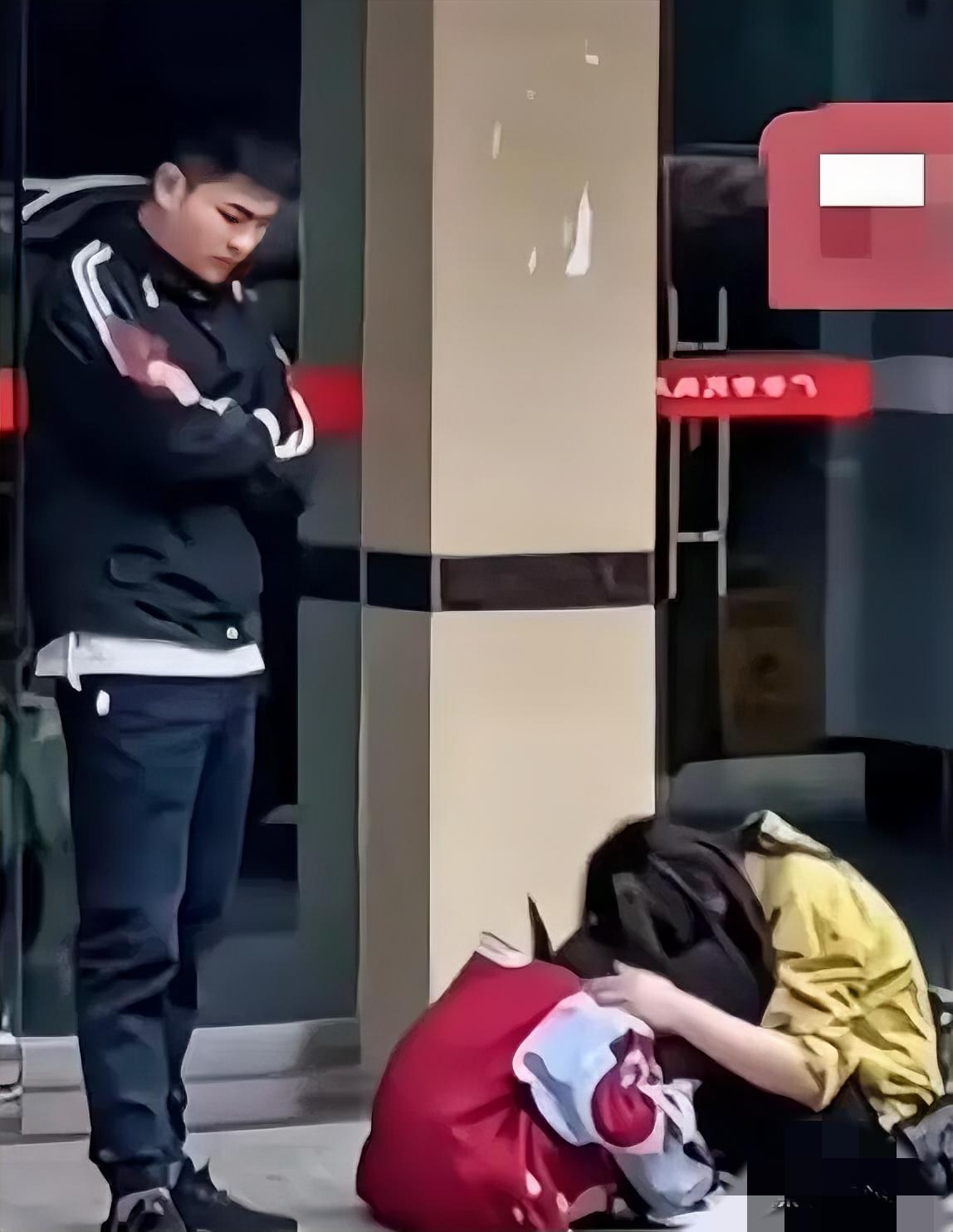 民政局门口撞见的一幕，
直接戳中了心底最软的地方。
一对刚办完离婚的夫妻，女儿