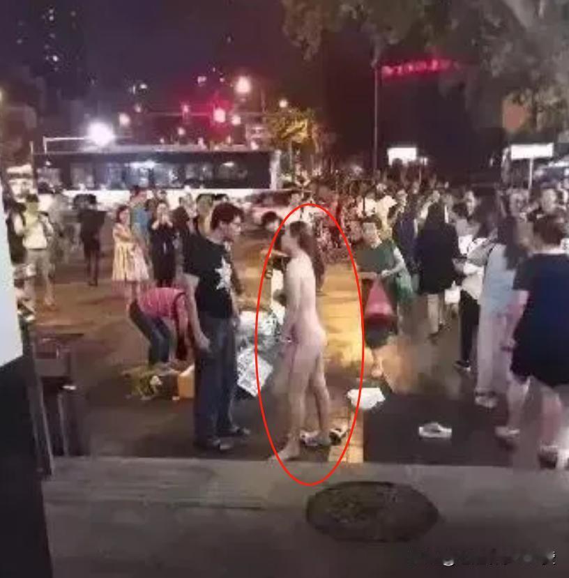 一场夫妻大战直接升级成了“真人秀”，场面之火爆简直让人怀疑是不是在拍电影。

市