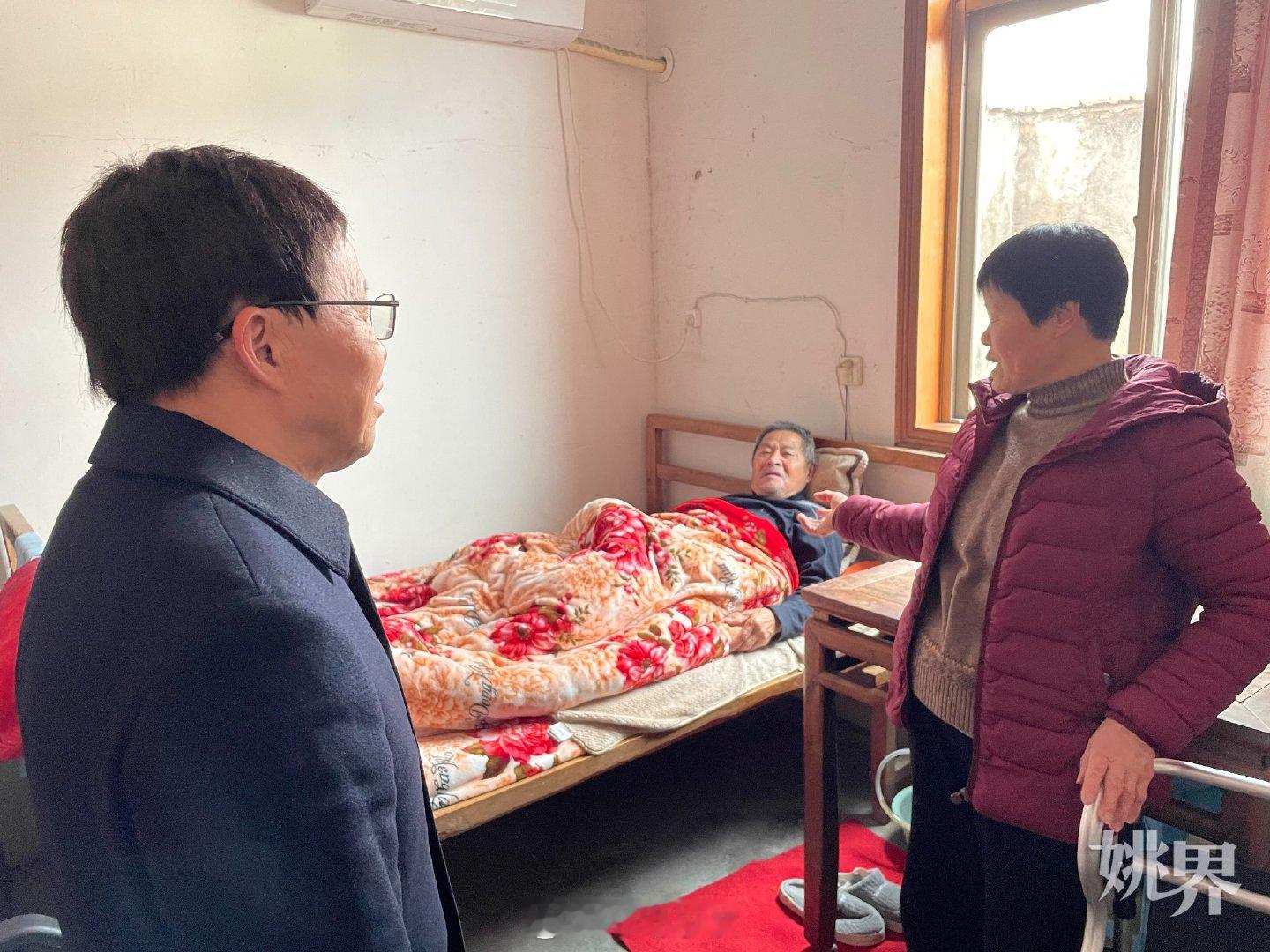 宁波余姚军创企业家情暖困难退役军人 2月4日，余姚3位军创企业家（退役军人）与市