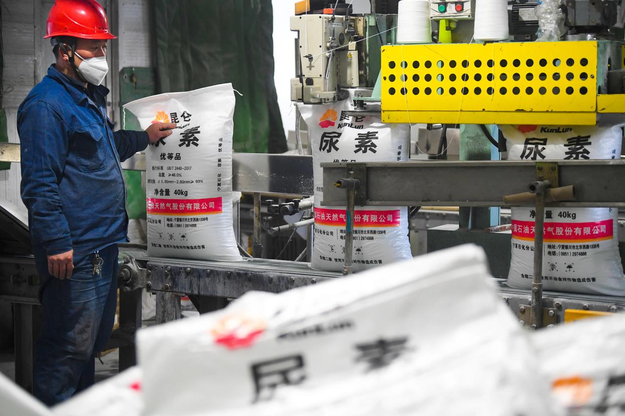 我敢说霍尔木兹海峡这事再拖下去，最先起飞的不是越南这些国家，而是咱们西北的宁夏、