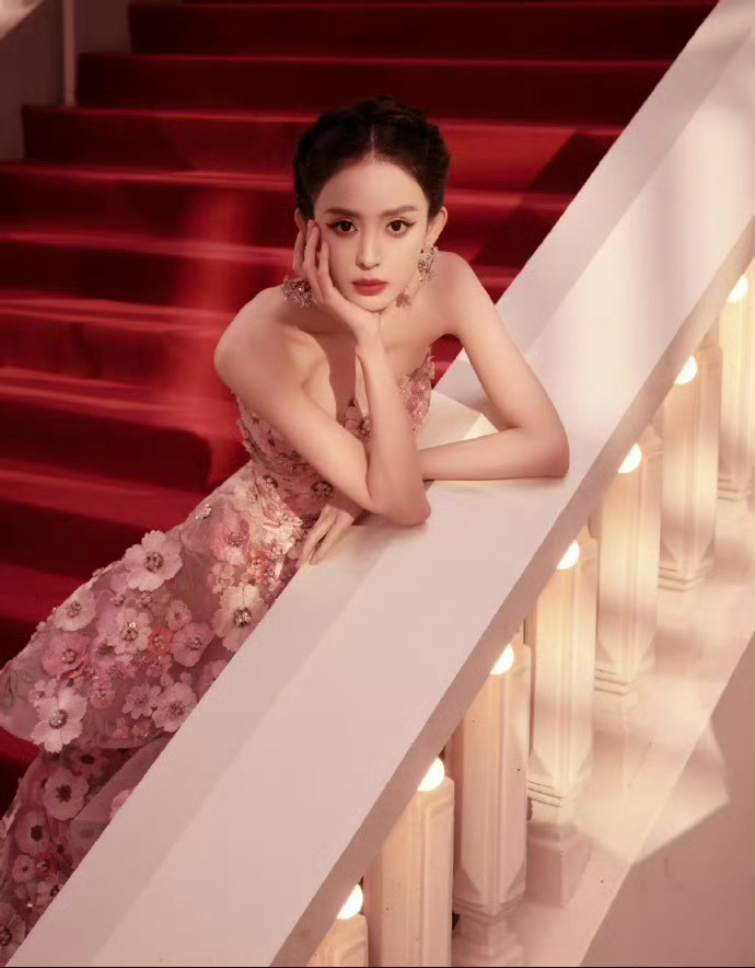 古力娜扎：把曼妙写进DNA的“行走玫瑰花”[打call][打call][打cal