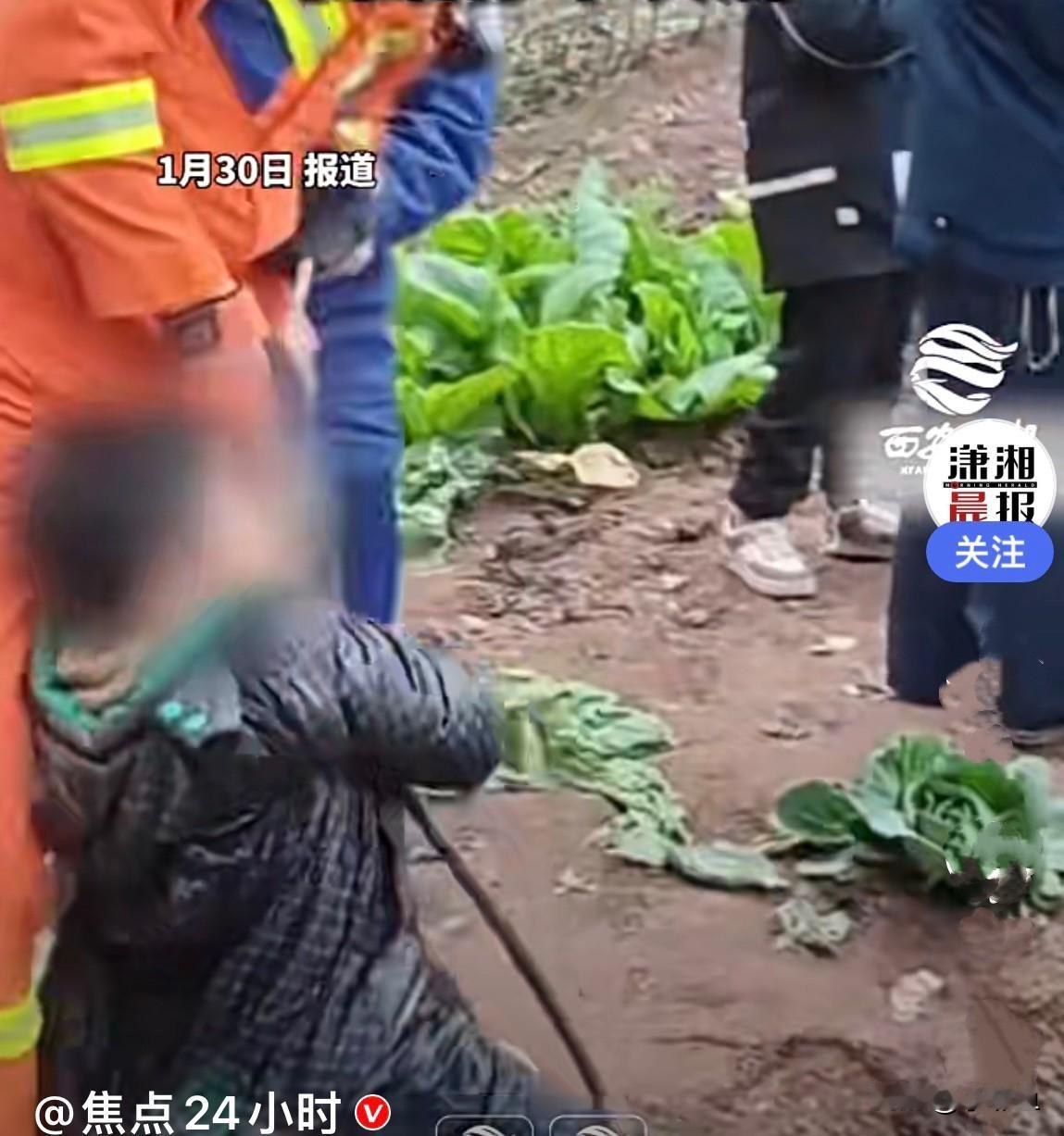 近日，四川资阳一小男孩不小心掉入了一口深井中，消防队员来救他了，告诉他别慌，抓住