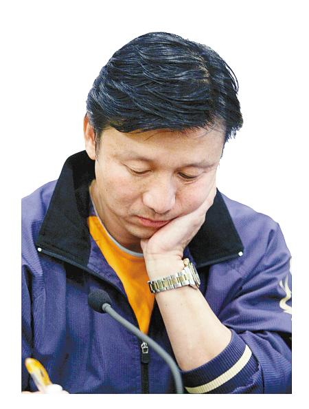 在申花队里，成耀东有一个响亮的外号——"上海滩成龙"。这个绰号的由来，不仅因为他