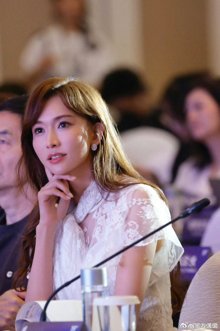 关凌提自己当年婚纱照撞脸林志玲关凌曾撞脸林志玲关凌与林志玲时隔15年梦幻同框！关