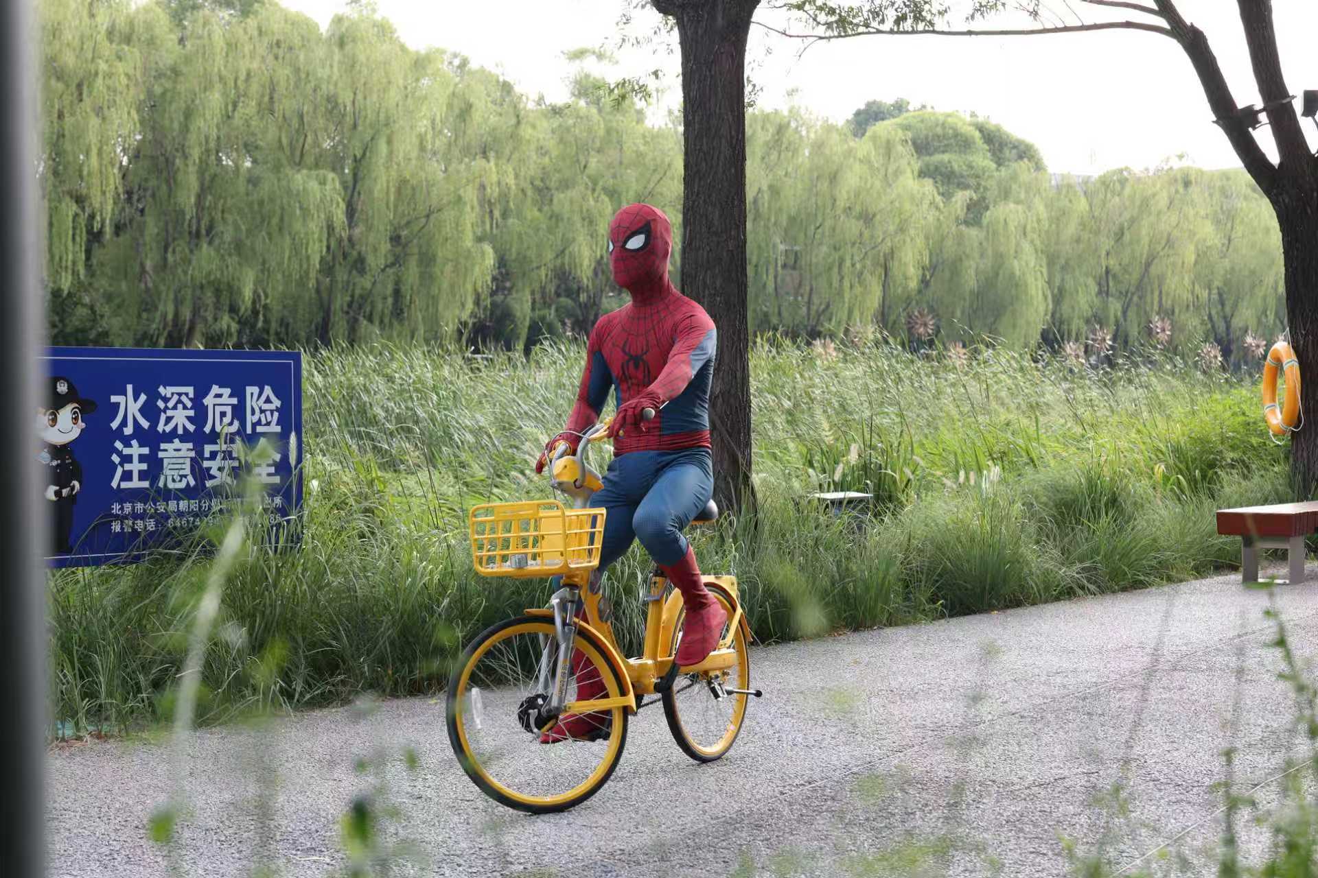 蜘蛛侠骑单车下班线下营业圆满收尾，蜘蛛侠骑单车下班，温柔随性惹人喜爱。电影7月2