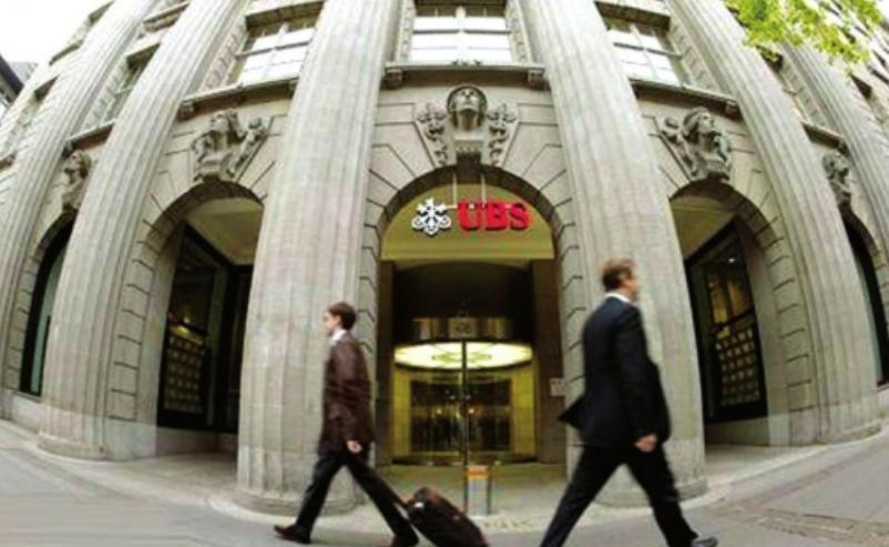 1940年，德国特工拎着一包“假英镑”，来到瑞士银行存钱，并暗示银行人员，这些钱