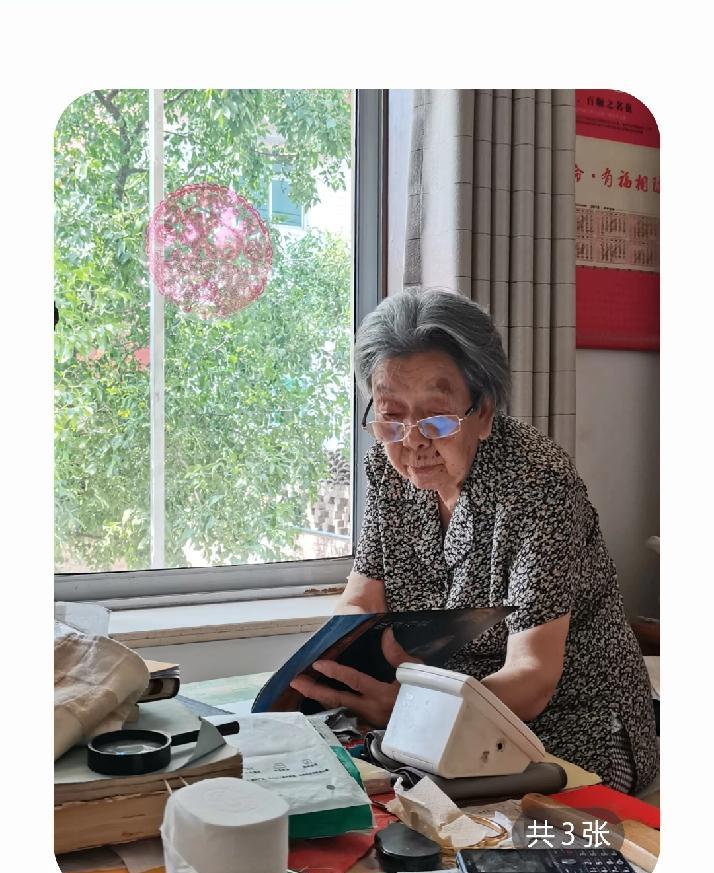 福建广东的乡下，老一辈还信这套：孩子一出生，红纸一铺，生辰一报，三十块给你排五行