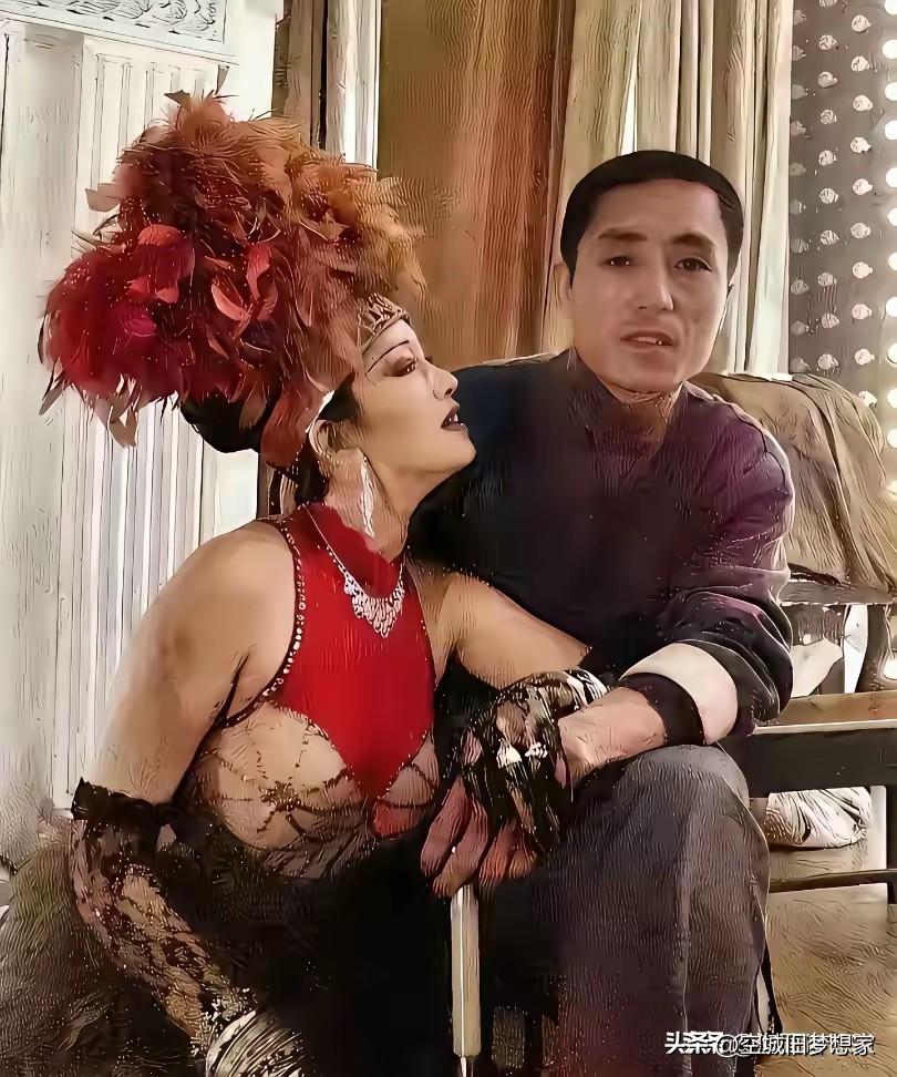 原来“红得发紫”是真的，巩俐就是90年代的顶流
 
小时候听长辈总说“巩俐红得发