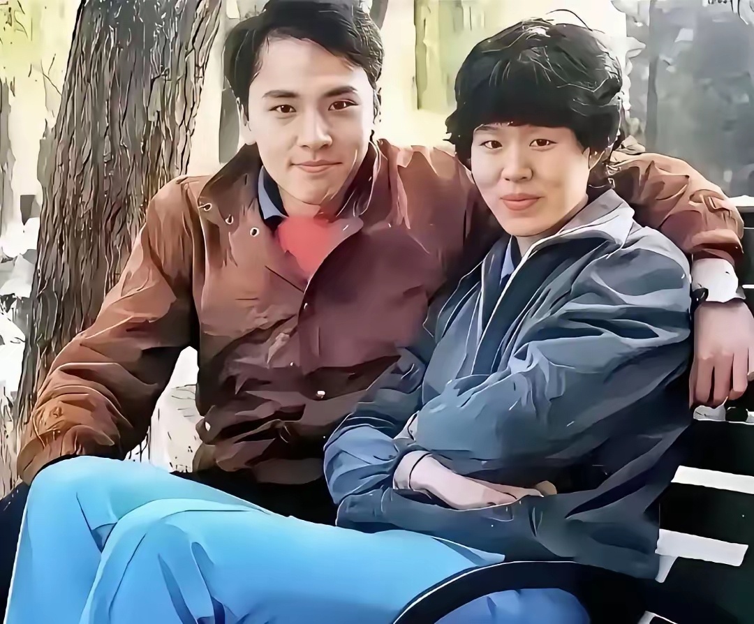 80年代，年轻时的郎平和第一任丈夫白帆在坐在公园长椅上的一张留影，白帆当年是北大