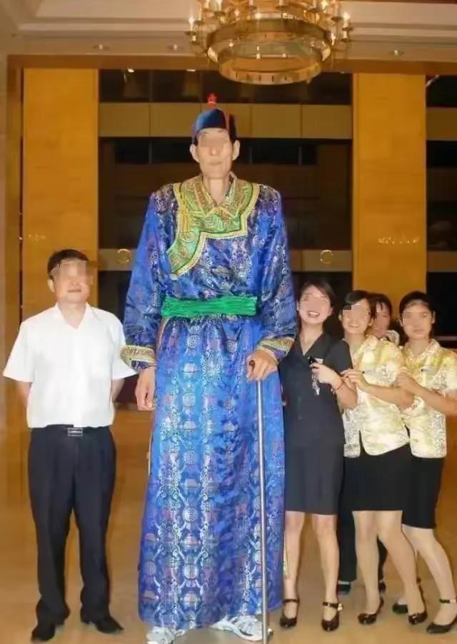 中国第一巨人鲍喜顺：不听医生劝告非要生子，现在儿子长到多高？被称之为“中国第一巨
