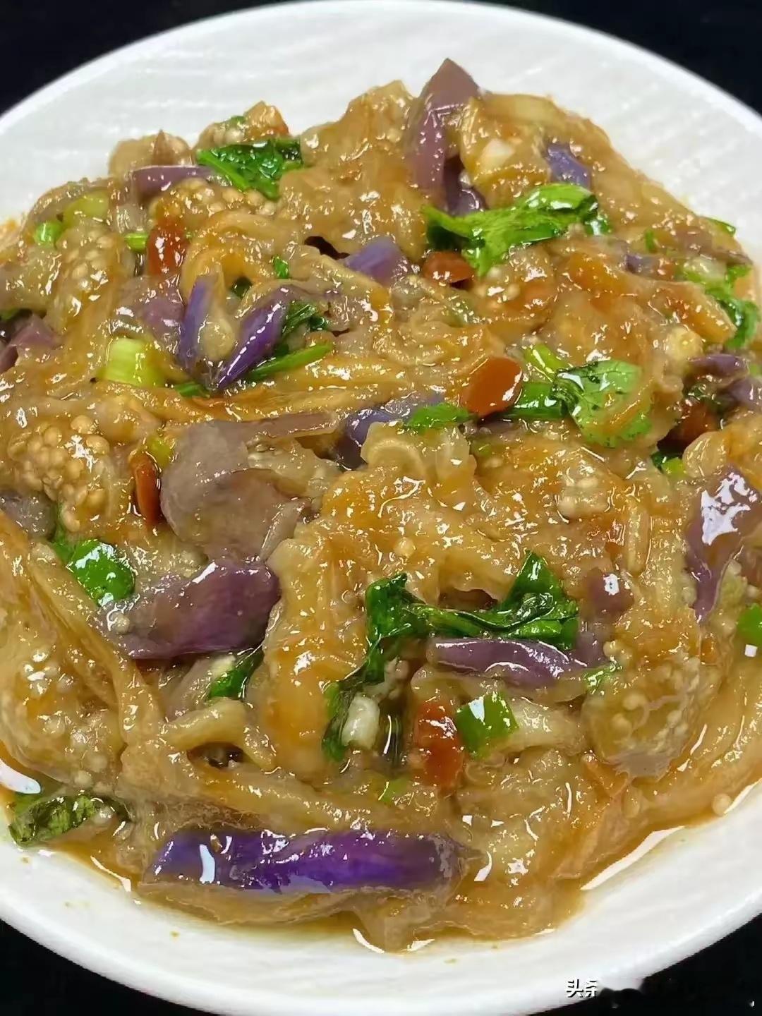 生活手记1. 茄子洗净，整根放入蒸锅，大火蒸15分钟，直到用筷子能轻松戳透，取出