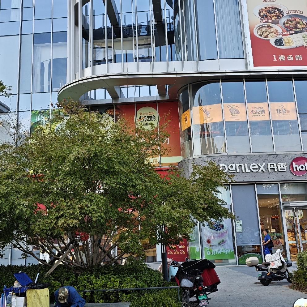 人家开店就是做买卖的，位置有限，原本就是给消费顾客配套的。
可有些人长时间占座、