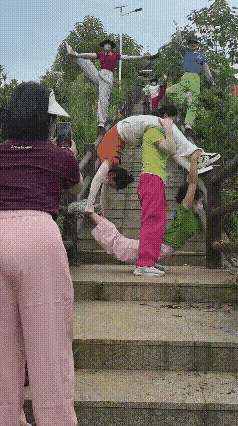 三个大妈一台戏，五个以上的大妈在一起又会是怎么样呢？公园里耍杂技[泪奔]

在这