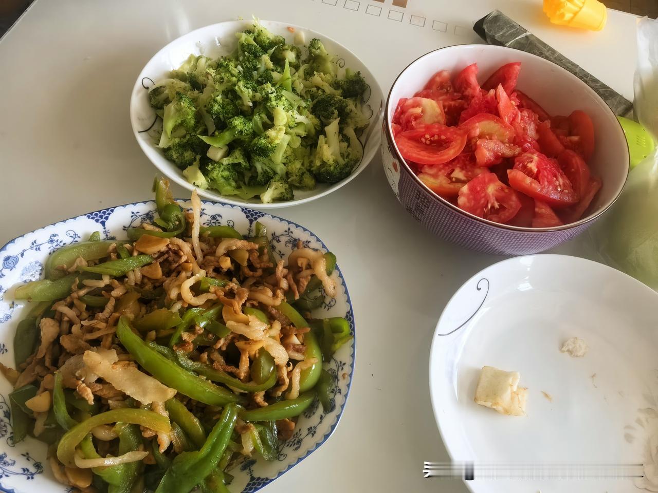 奶爸在家的日常：
早上做什么饭，中午做什么饭，晚上做什么饭！
已婚男人的一天，早