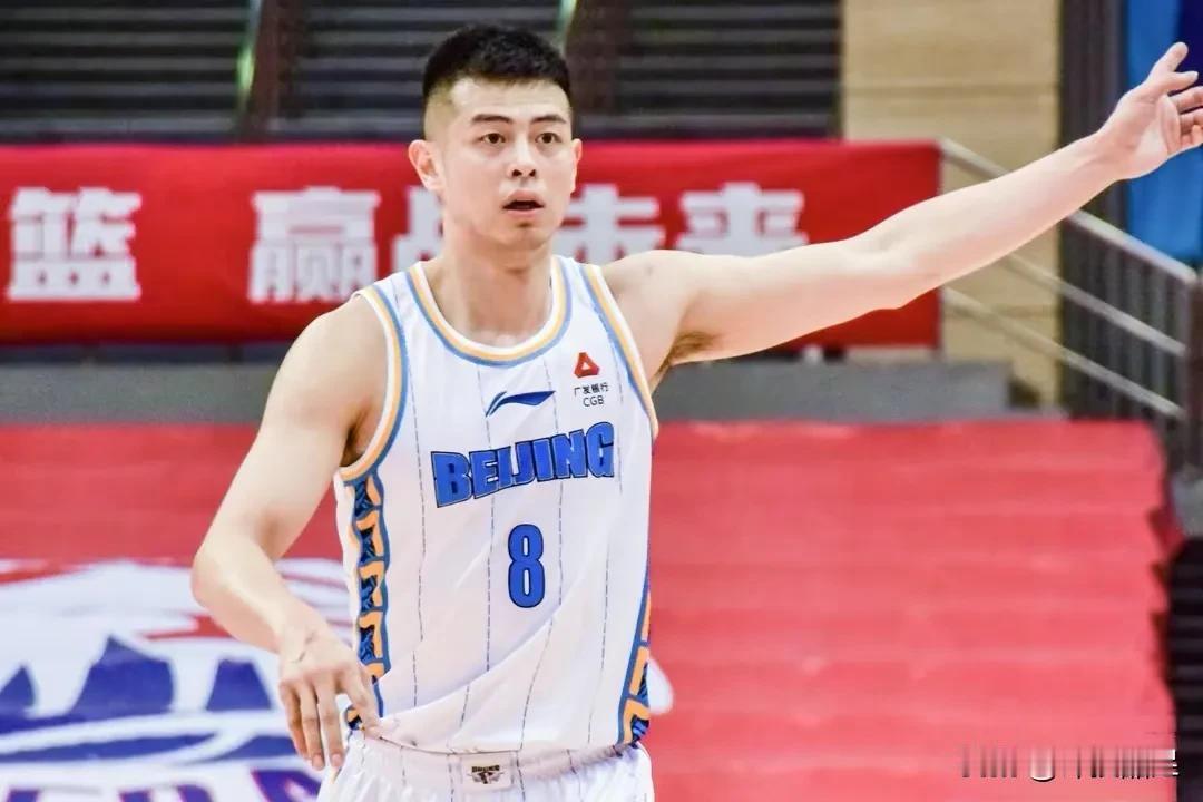 上海队今晚在主场以118：98战胜北京队，赢得12进8的第三场比赛的胜利，进入季