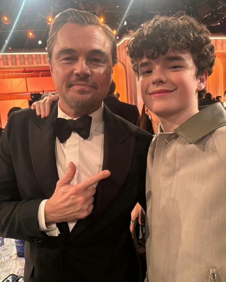 欧文·库珀在金球奖颁奖典礼上追星，顺便合个影。 