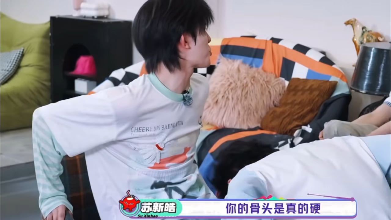 苏新皓夹腿像液压钳，左航被压得给大腿喊加油，可爱值爆表。可别说他输得彻底，苏新皓