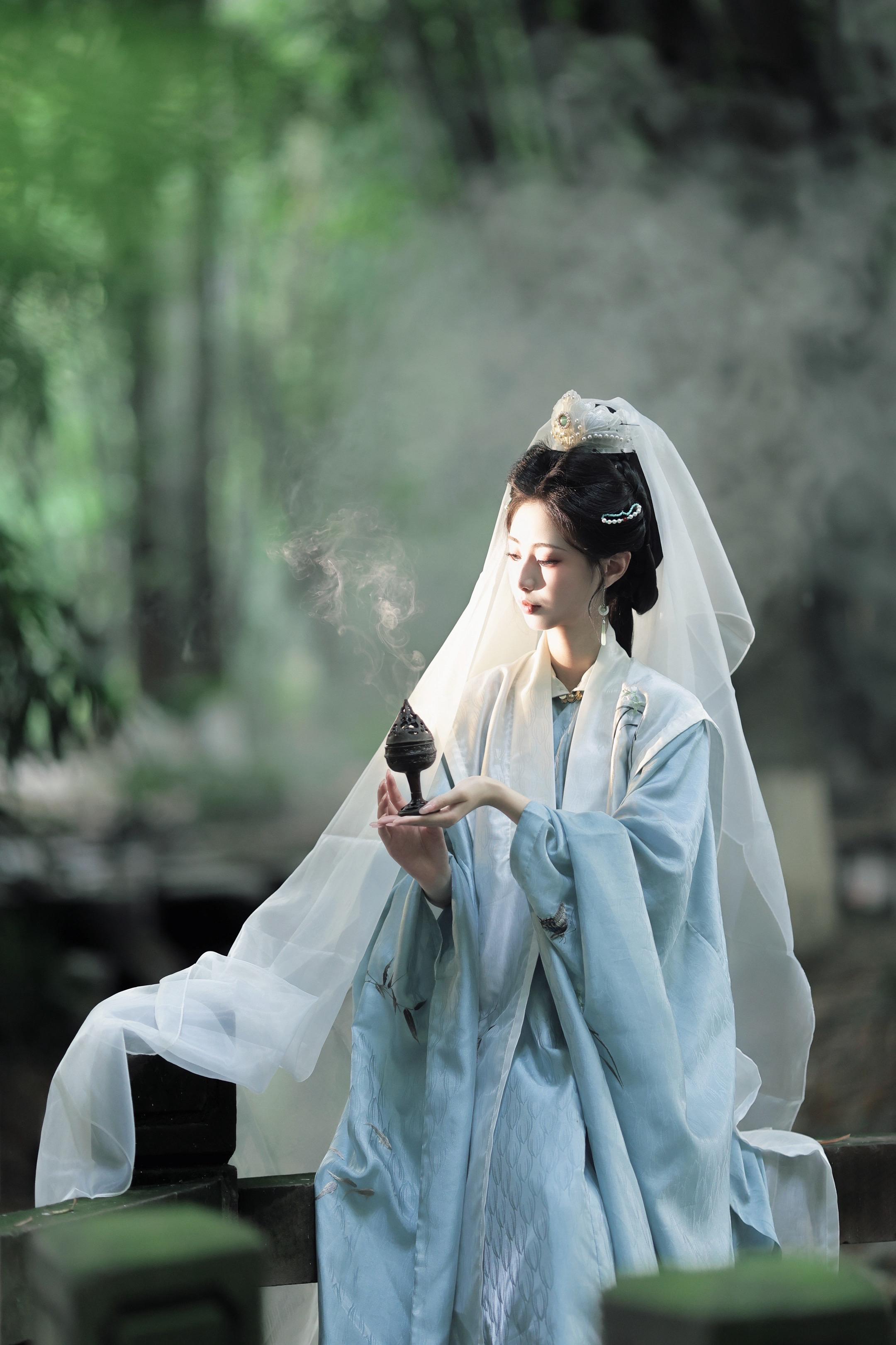 村里酬神多庙会 年年由我扮观音。/客片