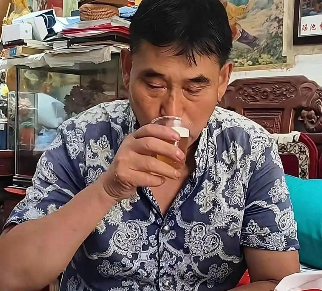 大衣哥的商演，今年几乎没了。不是没人请，是没人敢请了。县里开个楼盘，去年请个明星