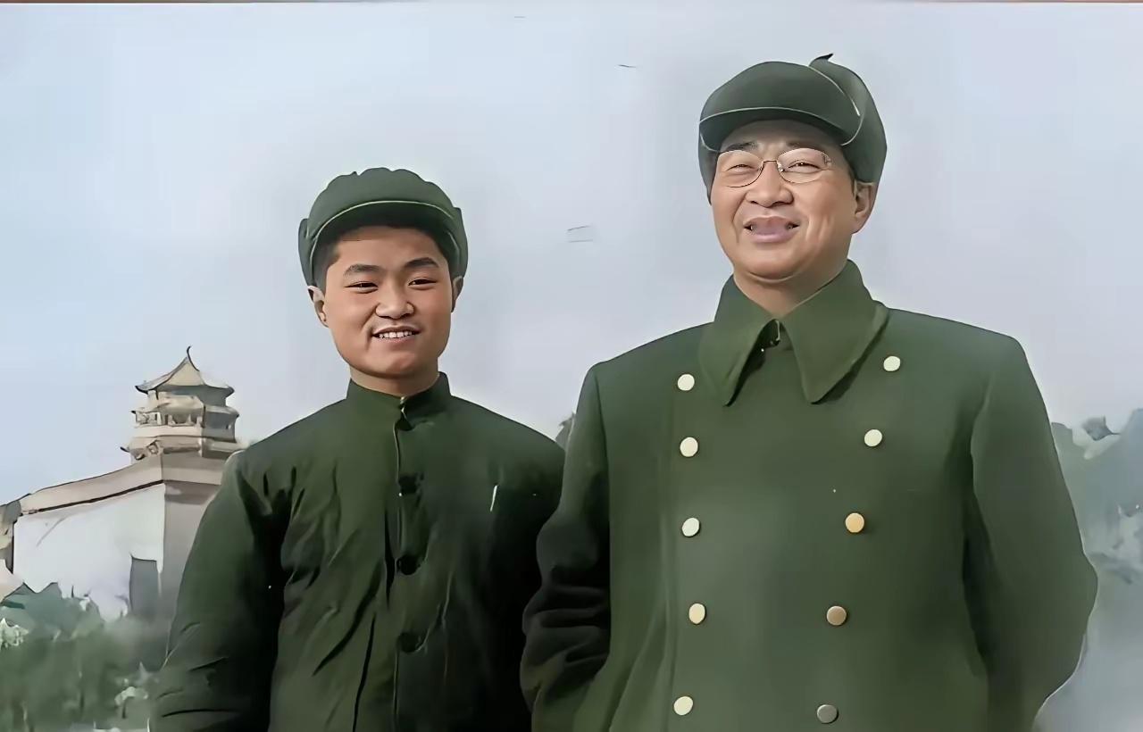 老照片 开国大将陈赓与长子陈知非的珍贵合影。开国将帅 ​​​