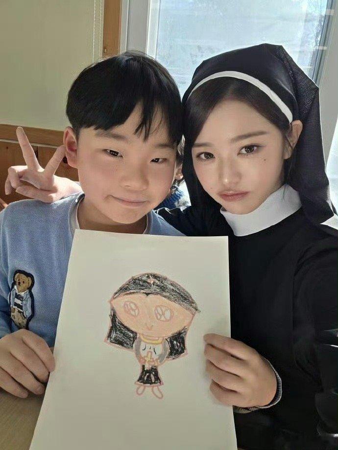 张元英的脸比小朋友还小知道张元英脸小没想到这么小，和小朋友合照甚至比小朋友的脸还