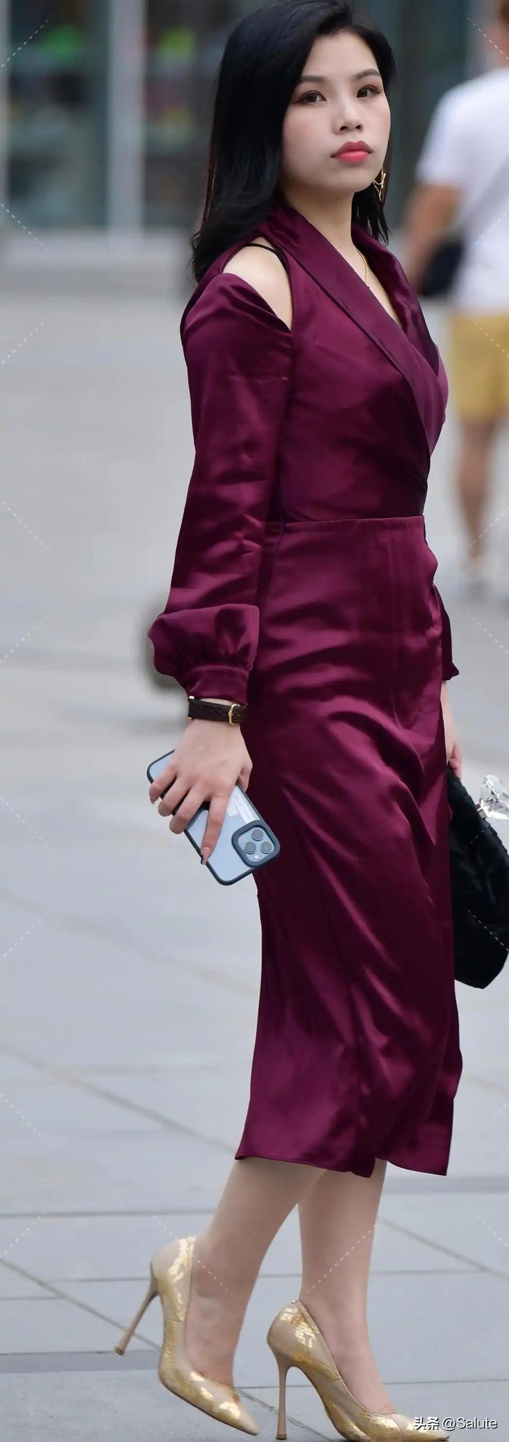 优雅红裙，自信步伐，都市女郎风范