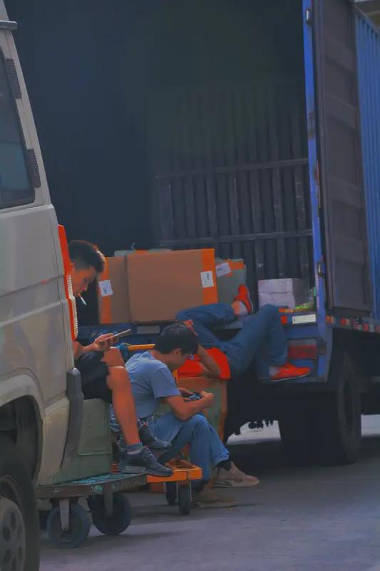 打工者的辛酸，真的只有自己懂。就像张伟，凌晨五点就骑电动车送外卖，这一送就是三年