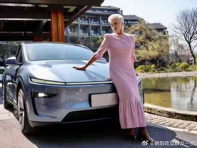 马斯克母亲近期在无锡体验焕新Model Y。 ​​​