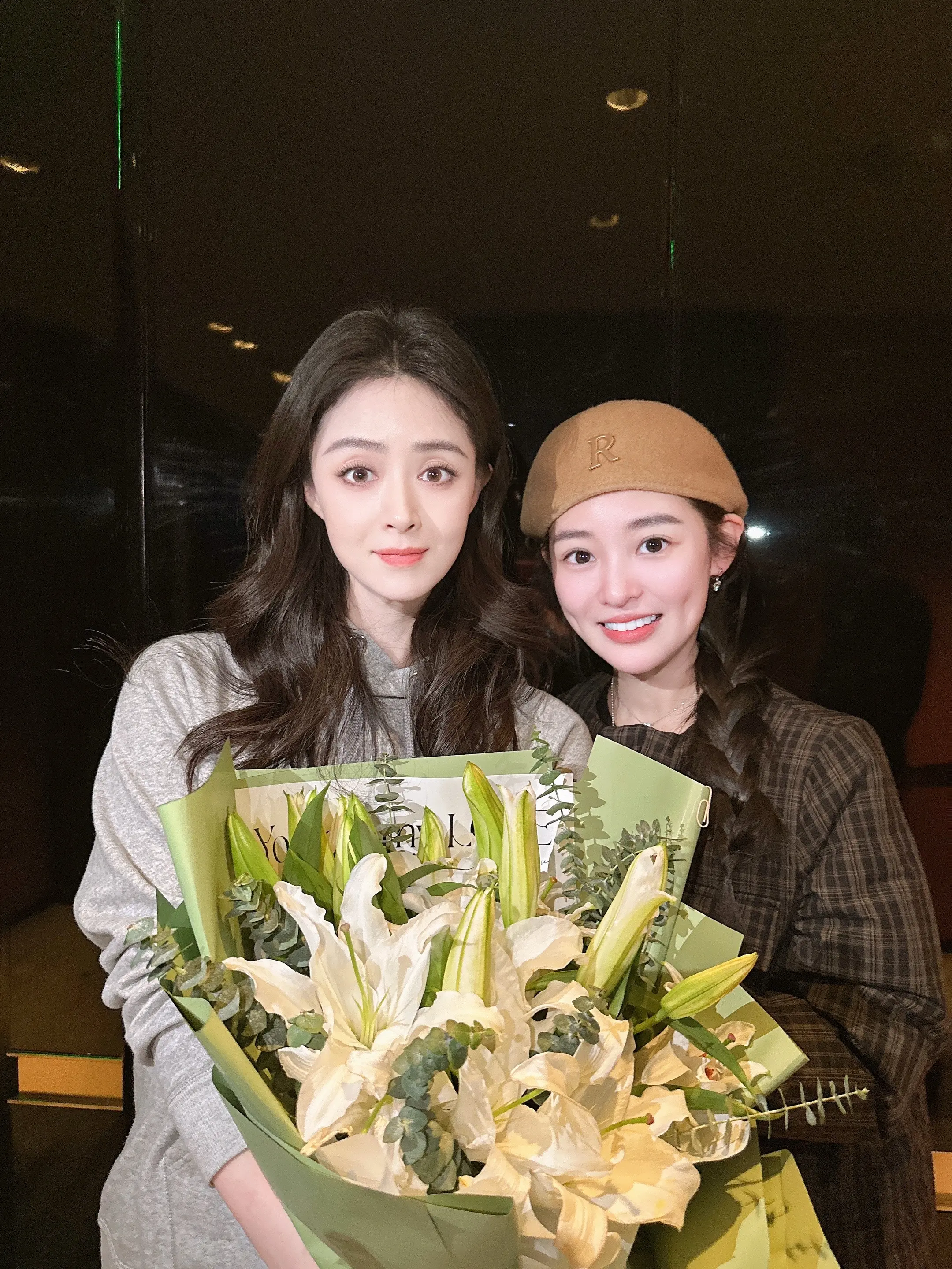 蒋欣本人好美状态超好。今天很幸运遇见华妃娘娘，她跟她经纪人性格都超好...