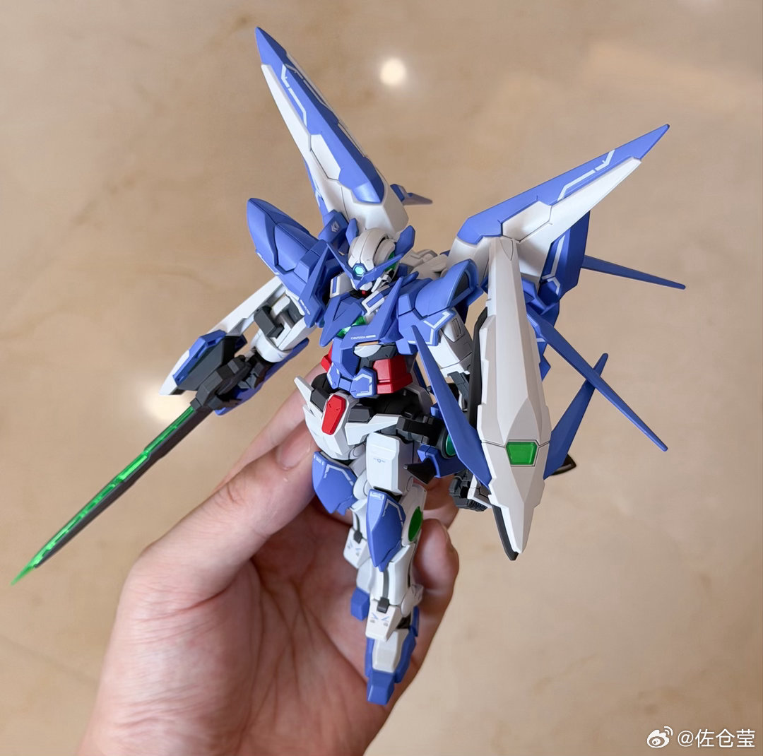 hg 惊异能天使没买改件纯原模，其实造型还可以，但穿上背包之后是纯僵尸人，不拆分
