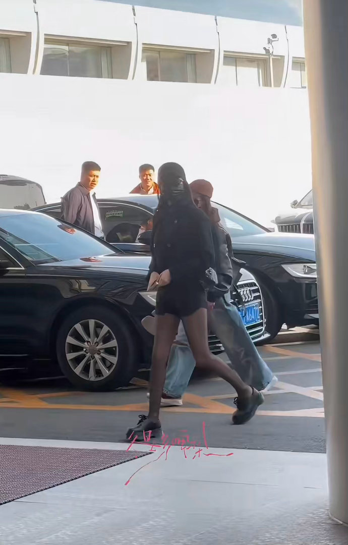 迪丽热巴黑丝短裤造型迪丽热巴辣妹出街迪丽热巴 郝阿三 啊啊啊啊好辣啊热巴 