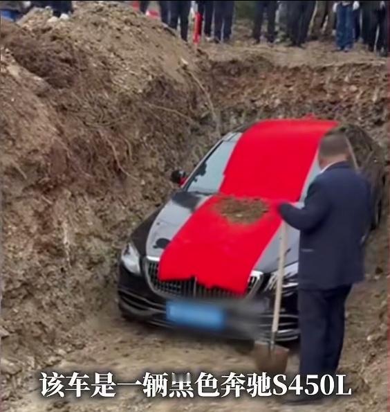 不比不知道，一比真“伤人”。有人还在为一辆代步车操心费力，有人却将豪车当作陪葬品