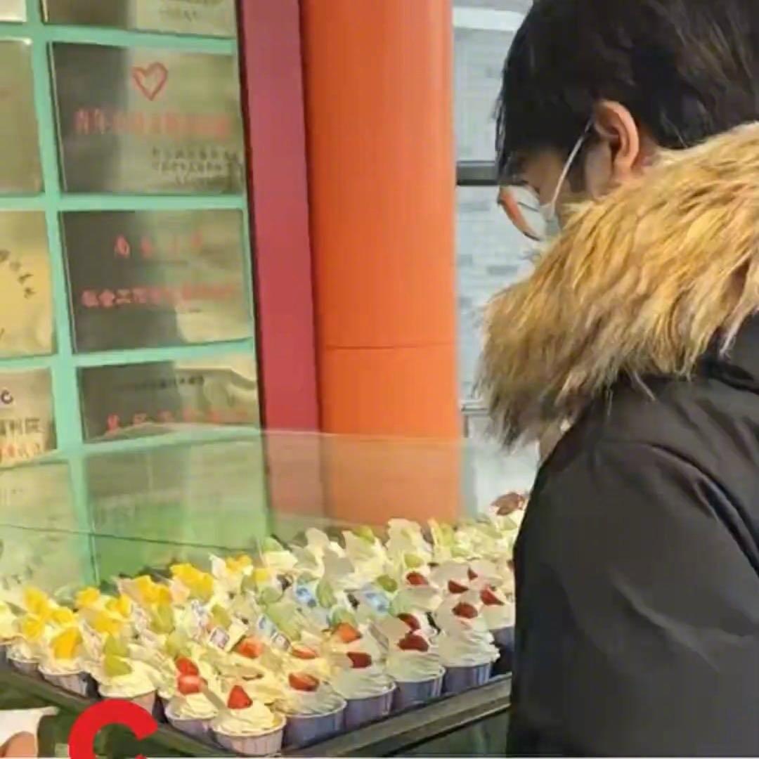 南京一位95后面包店店主杨先生给福利院送蛋糕的事儿火了。他原本想着元旦给福利院的