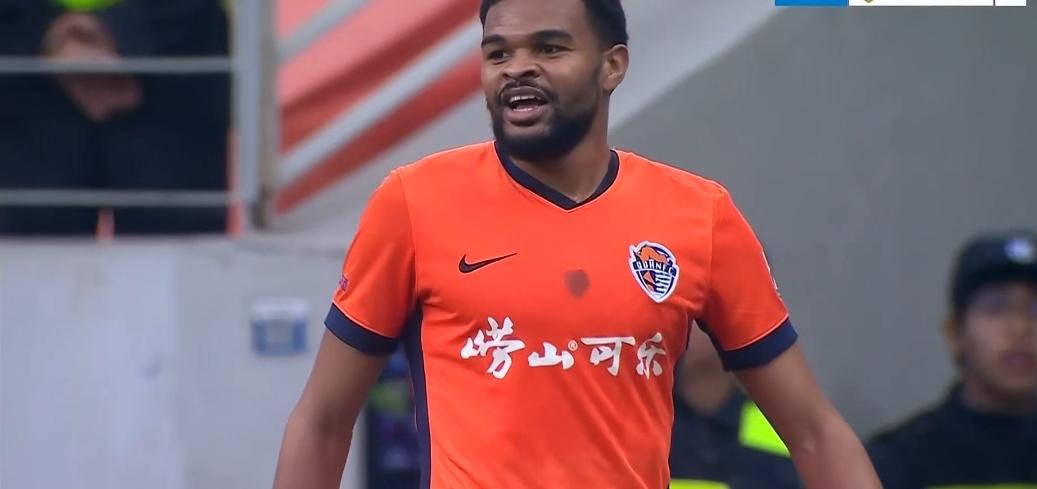 齐鲁德比上半场，泰山队0：2落后，泰山队这半场球踢得用三个字来形容—真丑陋，泰山