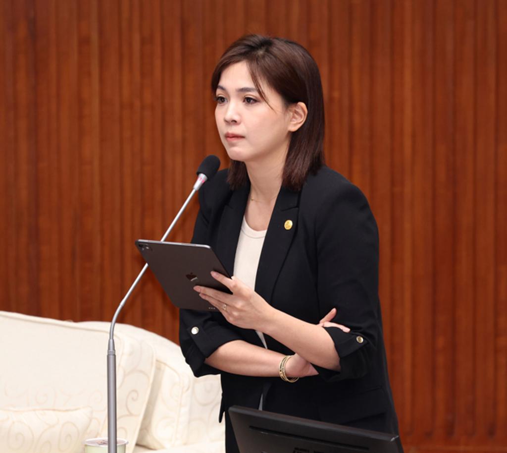 “用我的脸骗我” 钟沛君愣：我哪有这么粗的下盘？
国民党台北市议员钟沛君表示，她