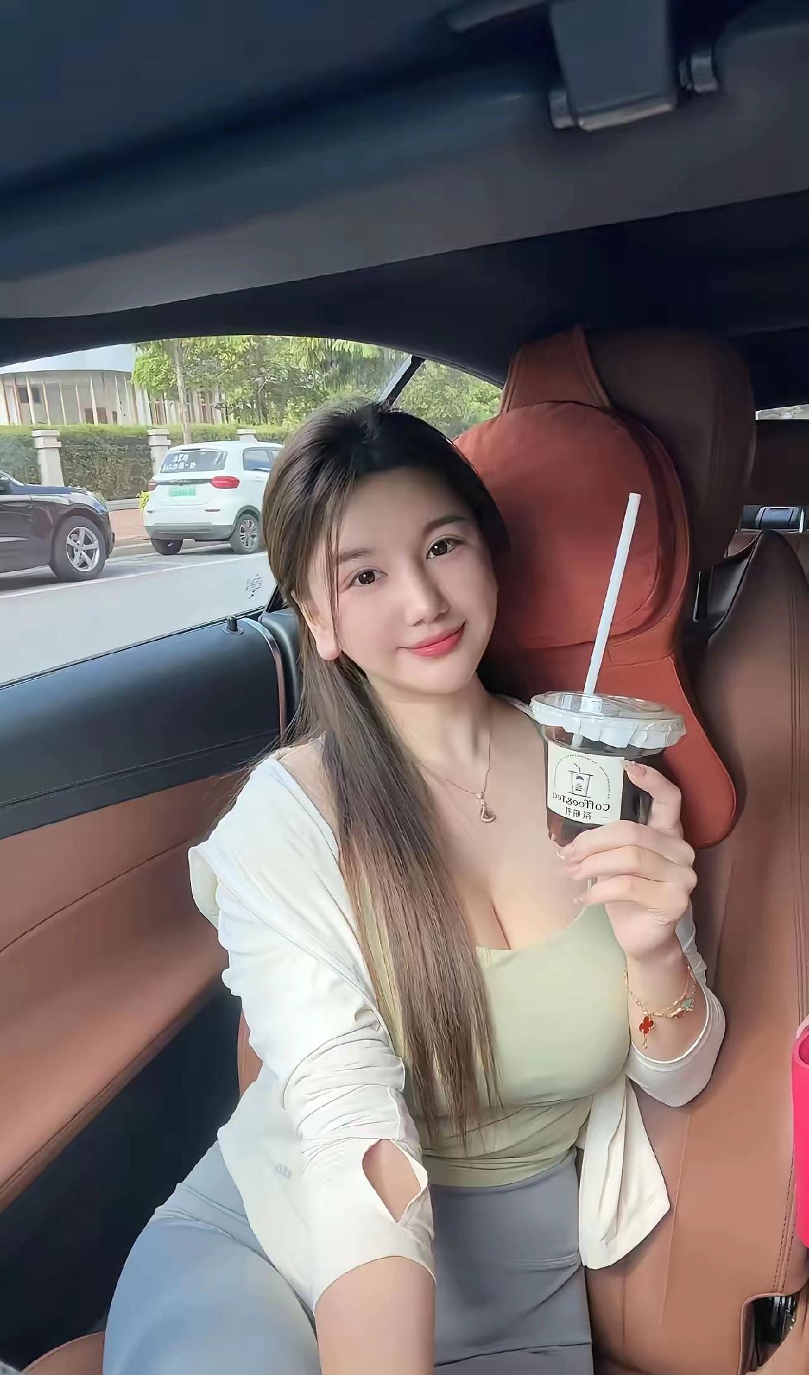 上联：把酒吟怀题雅句，诚邀下联喝杯奶茶聊情话。