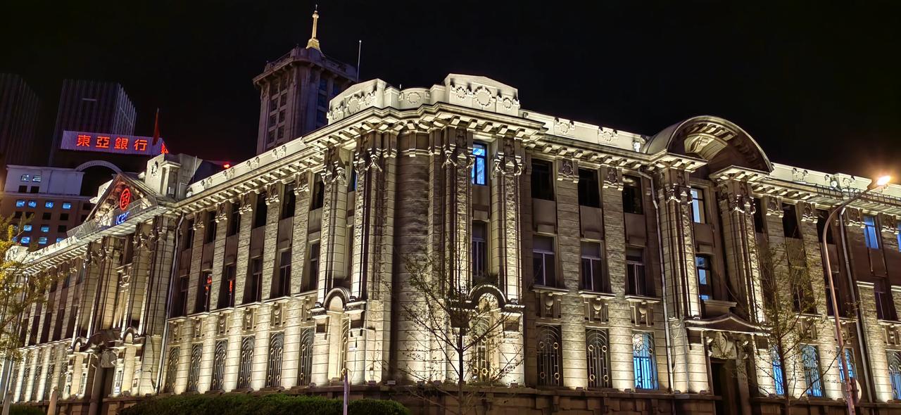 大连·中山广场

中山广场是东北最大的圆形广场。广场周围建筑大多建于本世纪初，有