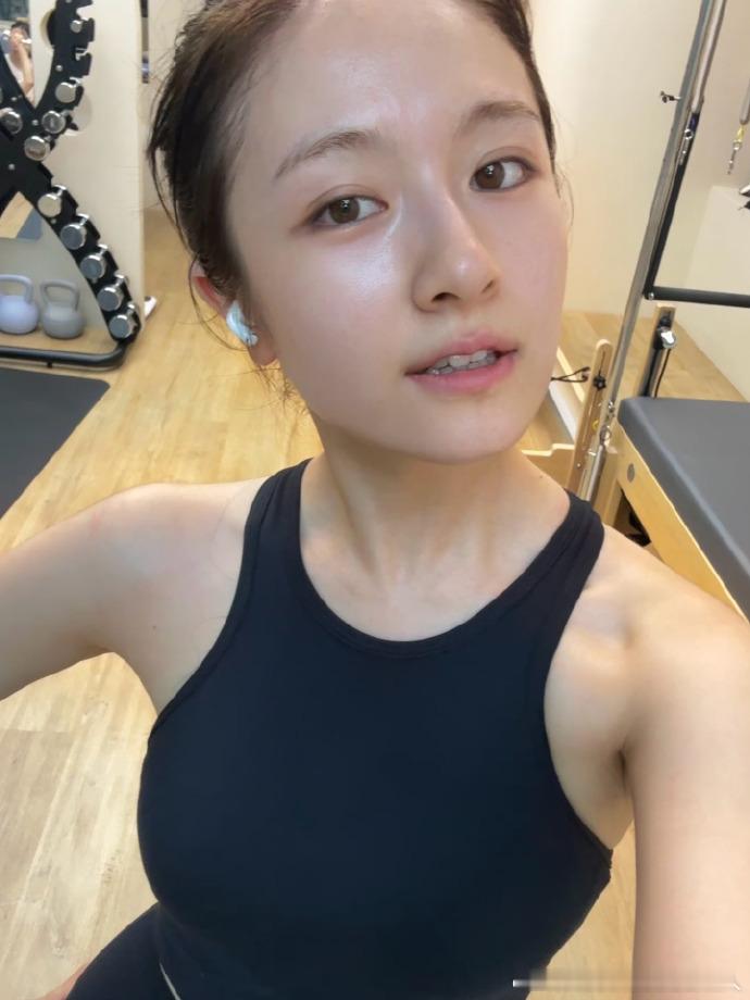 李兰迪素颜live自拍李兰迪的充电方式续航能力   真实暴击！兰迪素颜 live