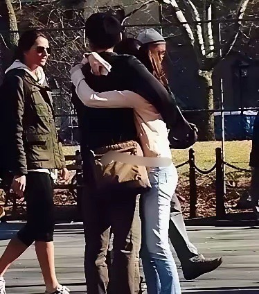 当年的奶茶妹妹就是刘强东手里的掌中宝要抱紧要看紧要搂紧要裹紧！分秒两人要粘贴在一
