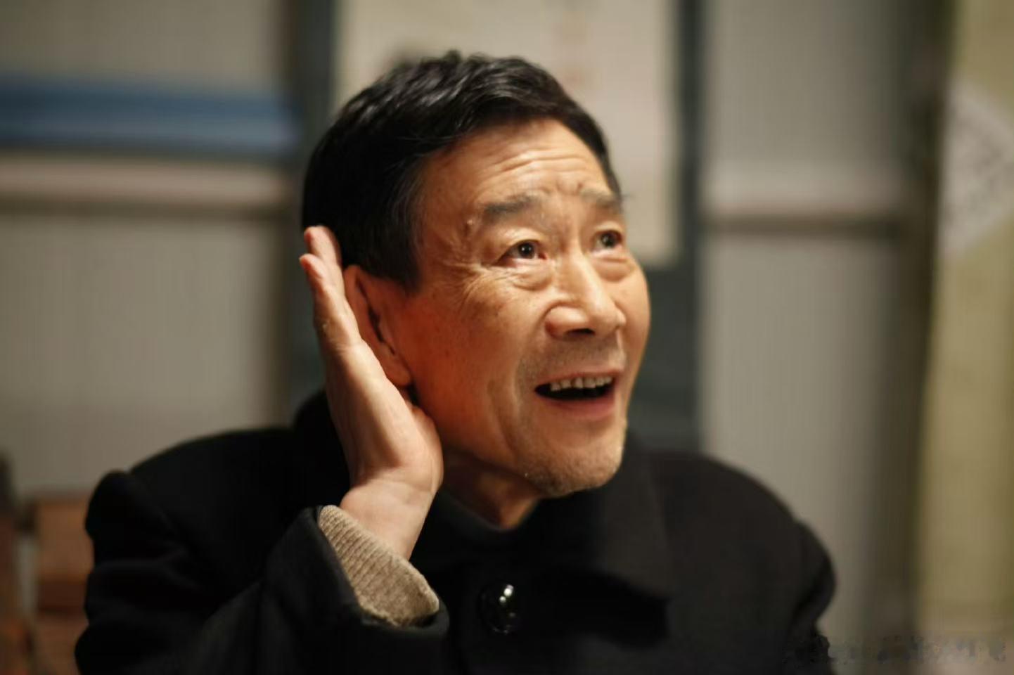 李雪健拍流浪地球3手腕绑控制器李雪健把对手戏演员台词背下来李雪健已经完全听不见了