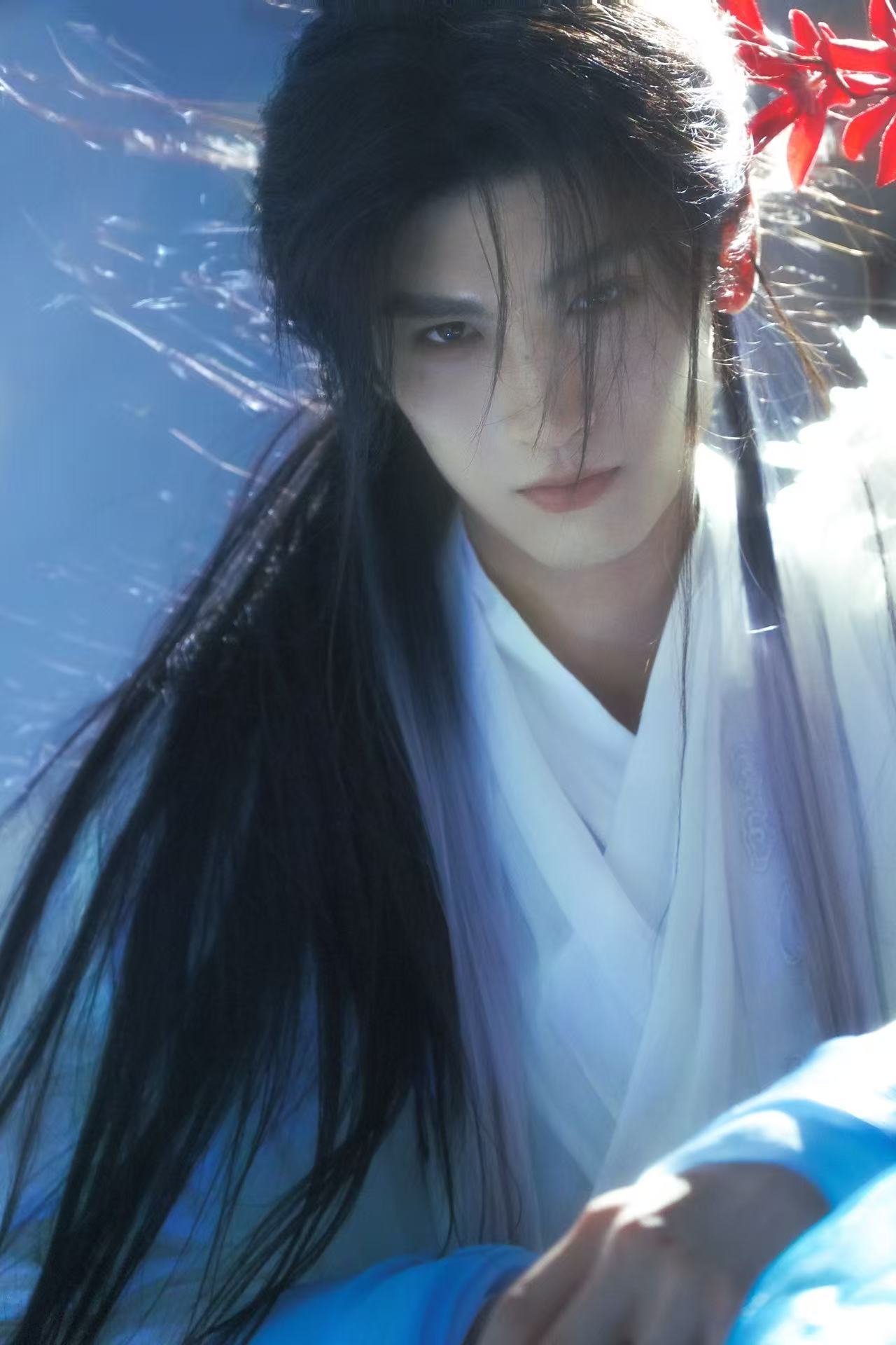 薛和煦的“孤独”是藏在笑脸下的，金十三的“孤独”是刻在命运里的。作为演员黄俊捷，