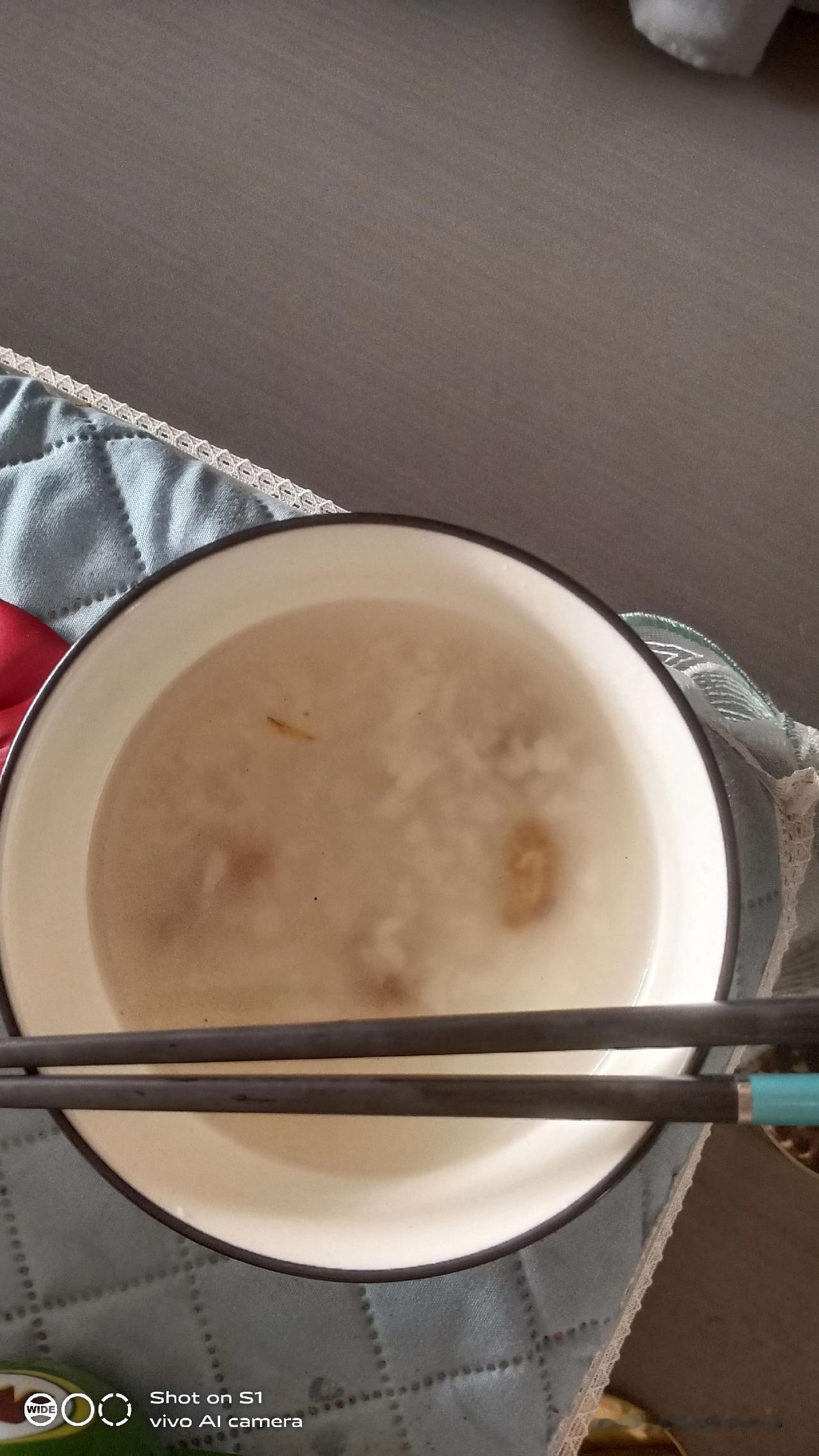 很久没有试过这么清新脱俗的感觉，白粥混合咸卜的味道，比牛郎和织女更具诗情画意！所