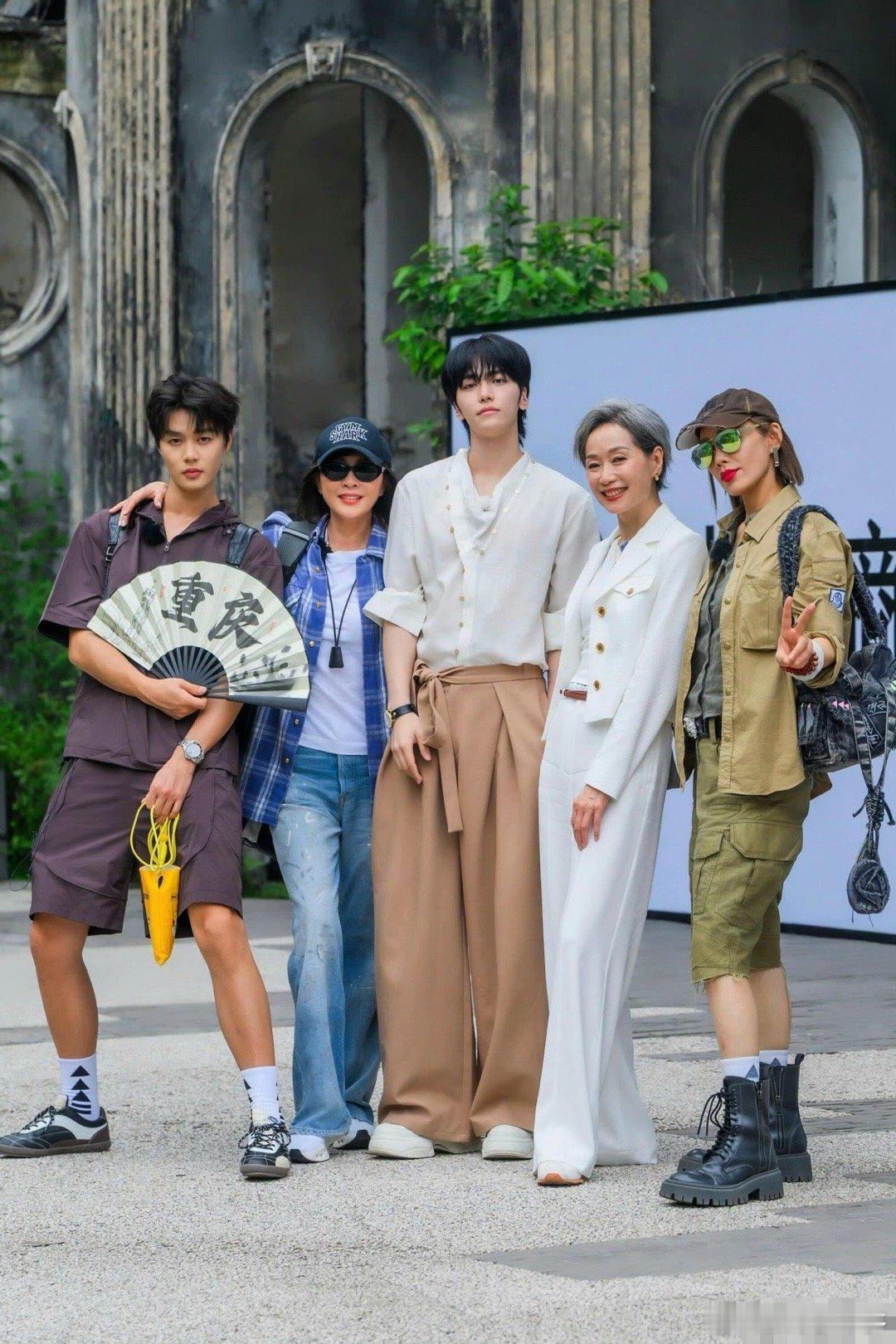 一路繁花两季唱难忘今宵对比 一首《难忘今宵》唱两季，季季都让人破防！第一季是一家