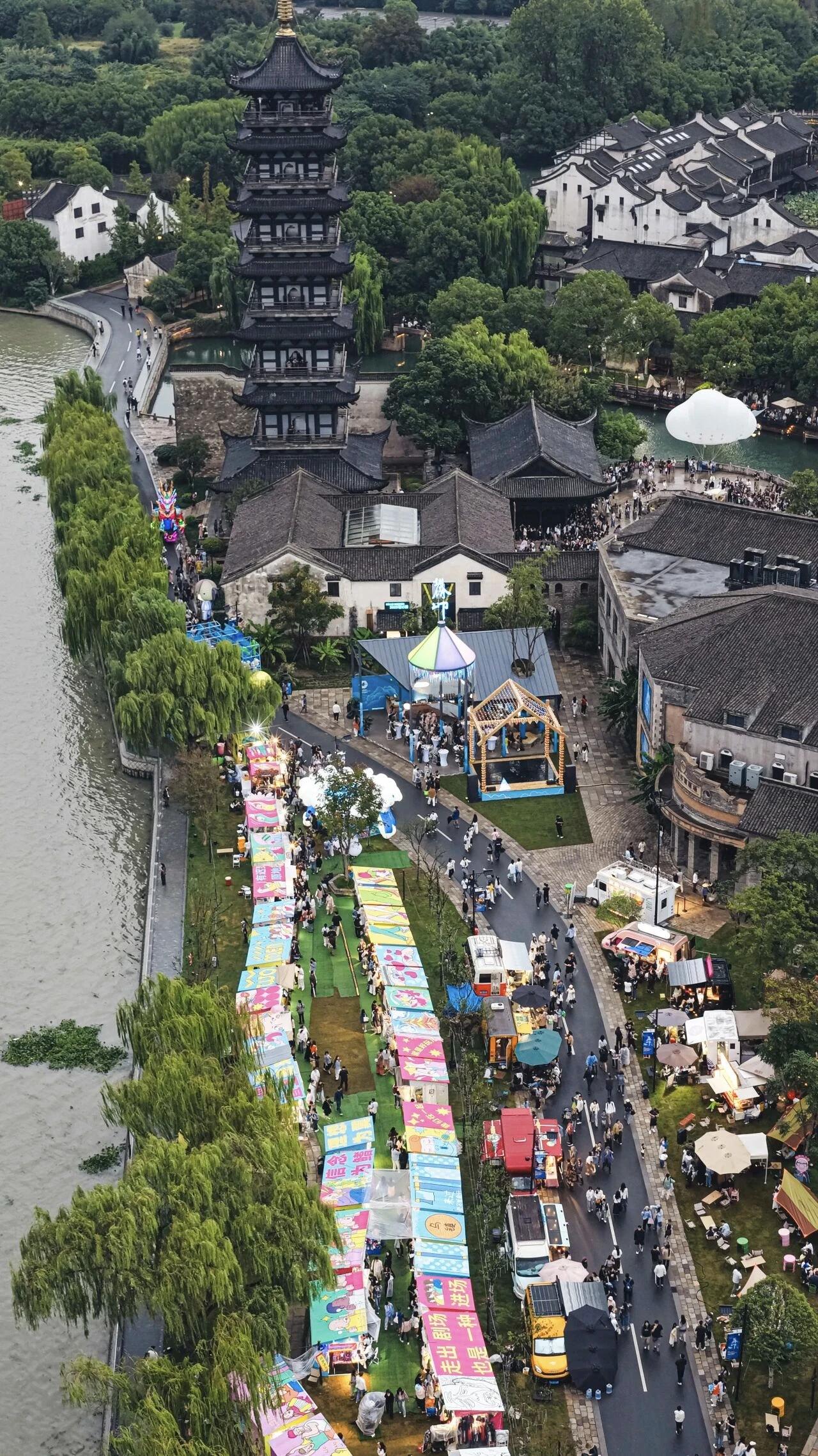 【快乐喜欢和简单的人同行；幸福喜欢和知足的人相伴；福气喜欢和善良的人携手；健康喜