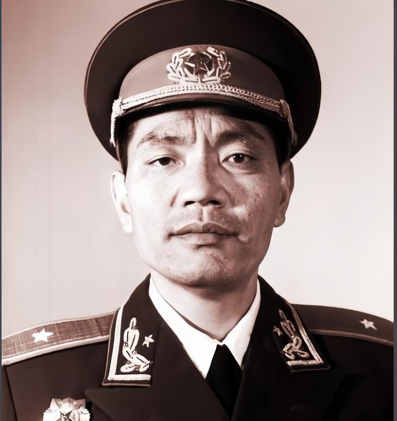 尤太忠回乡见到亲哥讨饭，200元全掏了出来
1959年尤太忠回光山老家，村口撞见