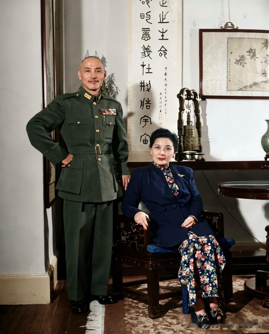 上世纪四十年代，在南京的宋美龄与蒋中正。这并非演戏，也而非影视剧里的扮演者，而是