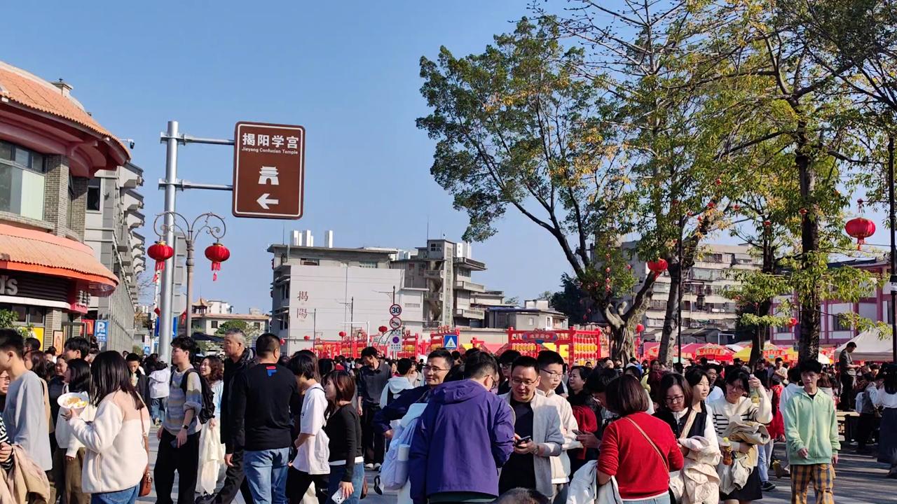 七绝●揭阳学宫/古韵  

学宫内外客人悠，
走马观花四处游。
达礼知书呈教养，