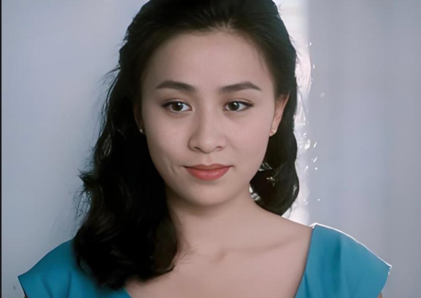 1990 年的那个凌晨，成了刘嘉玲一辈子挥之不去的噩梦。
25 岁的她，开车赶去