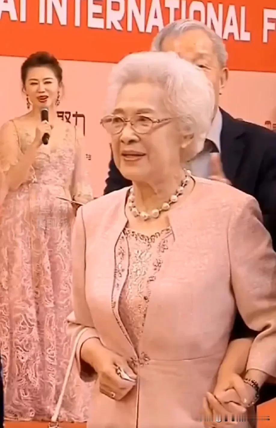 秦怡98岁了还这么美，真是让人惊叹啊！看她那状态，完全没有老态龙钟的干瘪样。想想