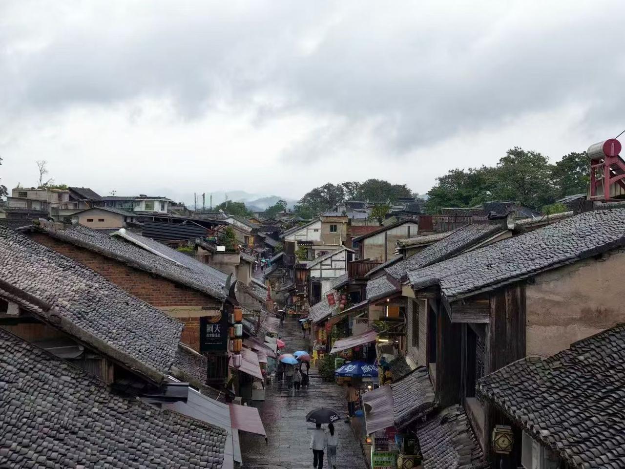 贵阳旅游，青岩古镇打卡攻略！
📍贵阳市花溪区青岩古镇
🎫需门票
🌟打卡景点